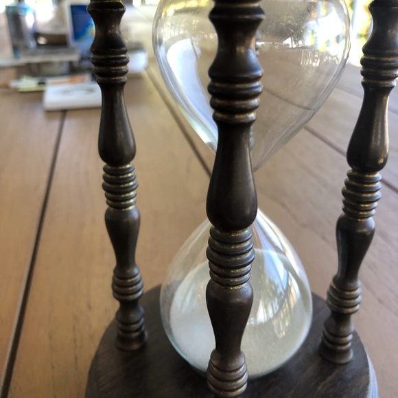 Sarreid Ltd brass hourglass made in Spain pure quality . On wood base - Picture 2 of 4